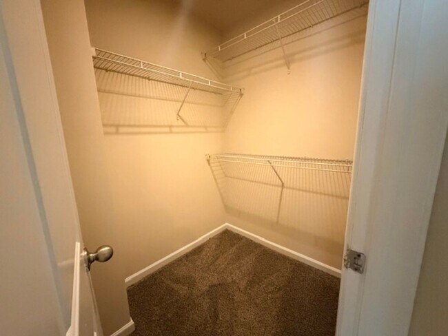 Building Photo - 123 Winterberry Ln