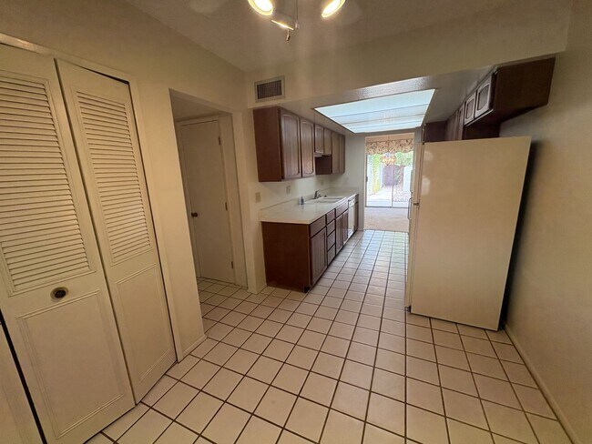 Building Photo - 9061 E Palms Park Dr