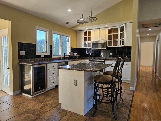 Building Photo - 11 Brookfield Dr