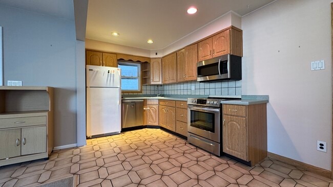 Building Photo - 333 Loring Rd