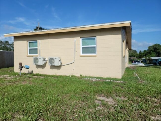 Building Photo - 1700 Chaucer Rd