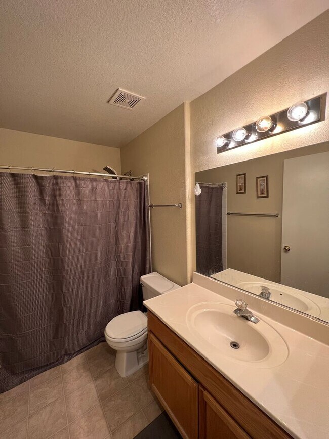 Building Photo - Two Bedroom Two Bathroom Fully Furnished Condo