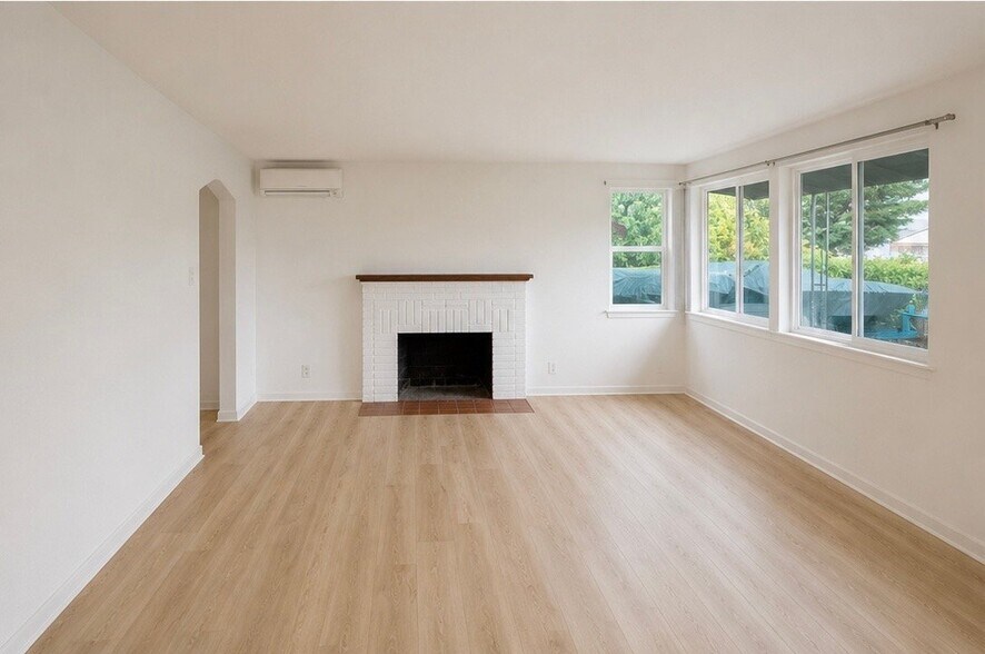 Building Photo - 15209 6th Ave NE