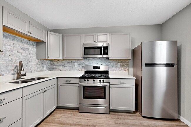 Building Photo - 1812 Buena Vista Dr SE