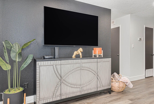 Building Photo - 320 Jamaica Dr