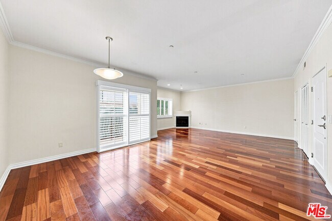 Building Photo - 956 S Wilton Pl