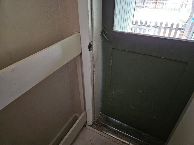 Building Photo - Top Floor Renovated 1 Bed/1 Bath Apartment in Victorian 4-Plex