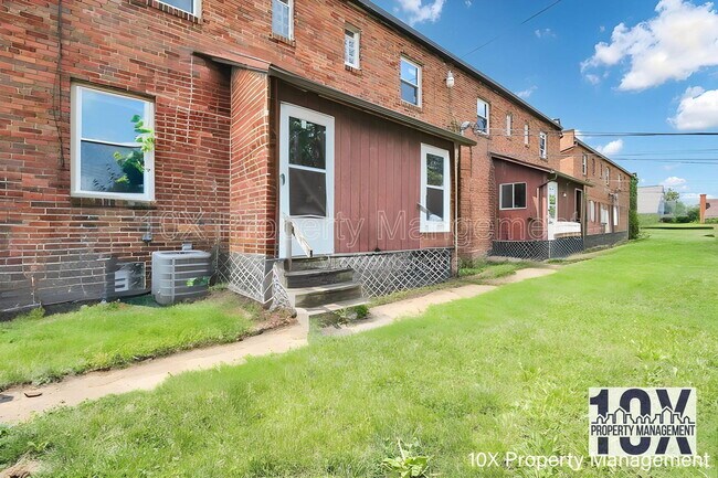 Building Photo - 1656 E Sycamore St