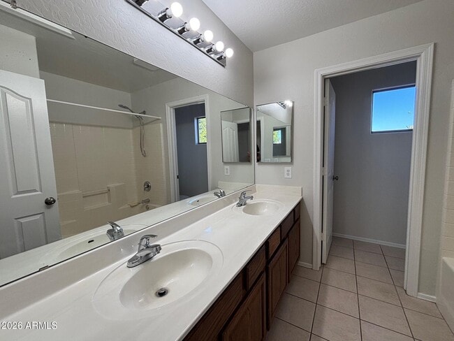 Building Photo - 12849 W Weldon Ave