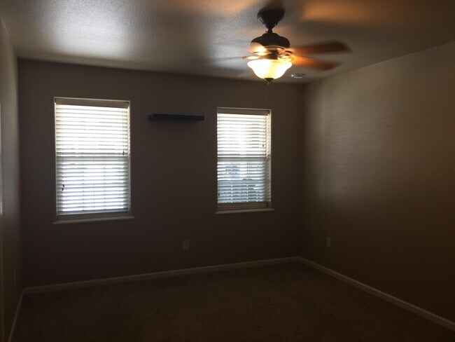 Building Photo - 441 Country Club Ln