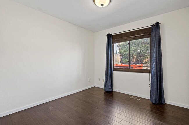 Building Photo - "Spacious 5-Bedroom Haven with 3 Full Bath...