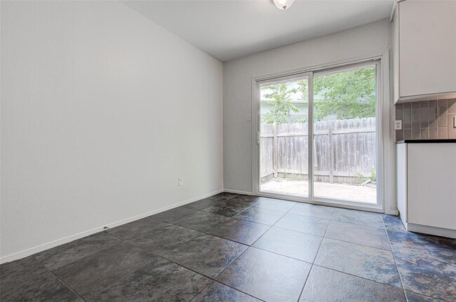 Building Photo - 1403 Click Cove