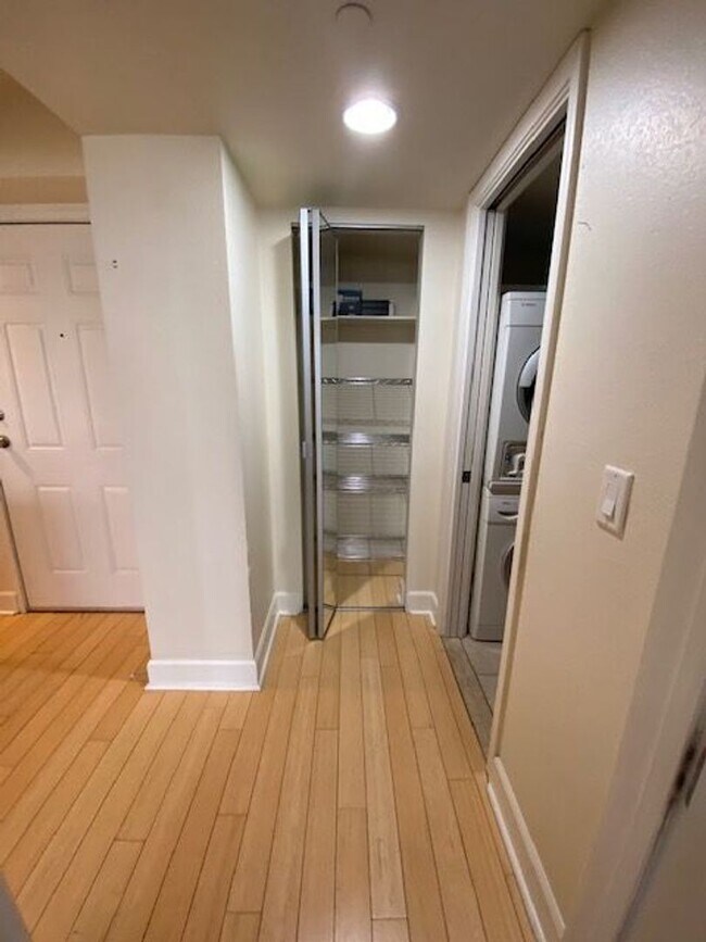 Building Photo - Newly Remodeled Downtown Stunner