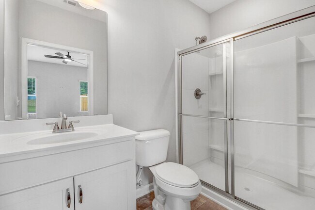 Building Photo - DRAKE ESTATES 3 BR | 2 BA Townhome w/ 2-Ca...