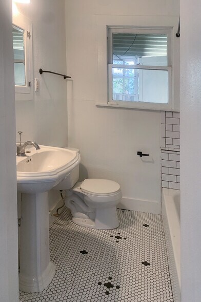 Building Photo - 818 W Lynwood Ave