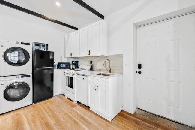 Building Photo - 906 Villa Ave