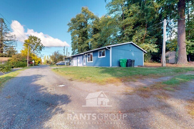 Building Photo - Great Location! Quiet Duplex!