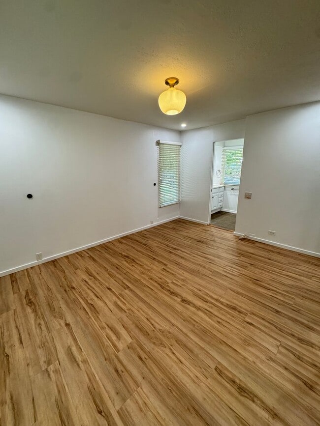 Building Photo - 3 BED, 2 BATH, 2 Parking with AC- Kalani I...