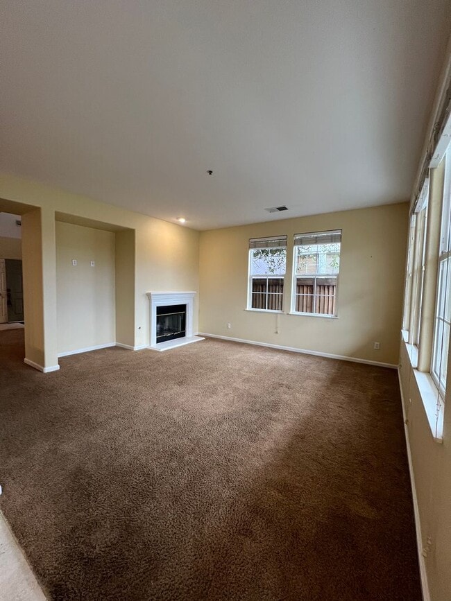 Building Photo - 4br in Bay Breeze Community