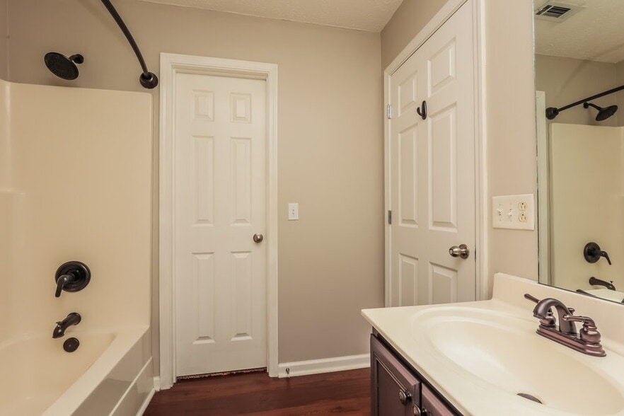 Building Photo - 2209 Dewey Dr