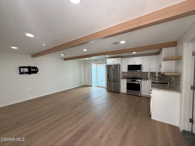 Building Photo - 102 W Alta Green
