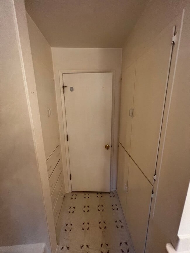 Building Photo - 4-Bedroom 3-Bathroom house with attached 1 bedroom apartment