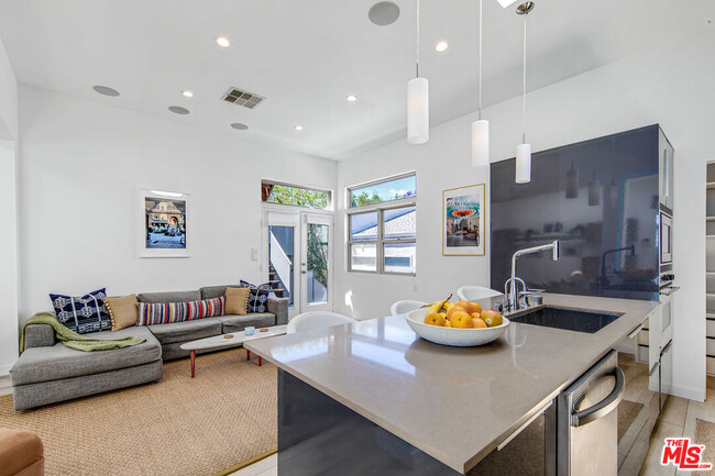 Building Photo - 728 W 37th St