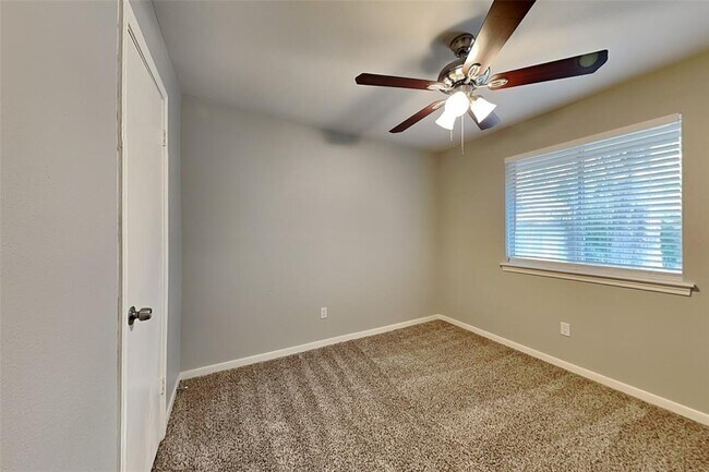 Building Photo - 2415 Pine Cone Dr