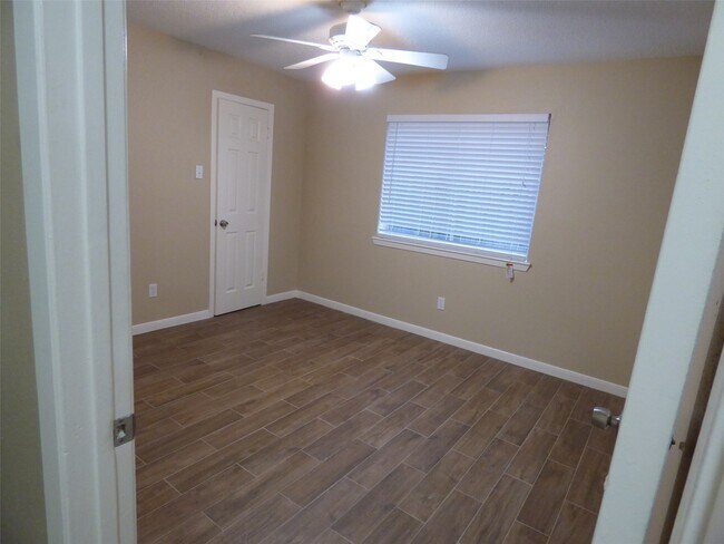 Building Photo - 1242 Park Ln