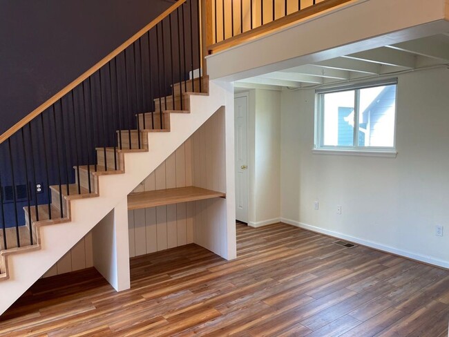 Building Photo - Cozy Studio Carriage House – All Utilities Included!