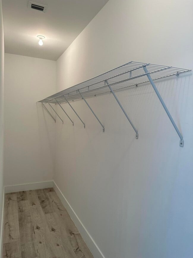 Building Photo - 815 NE 17th Ave