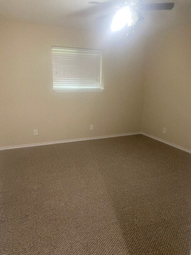Smaller Bedroom - 2225 Lavern St