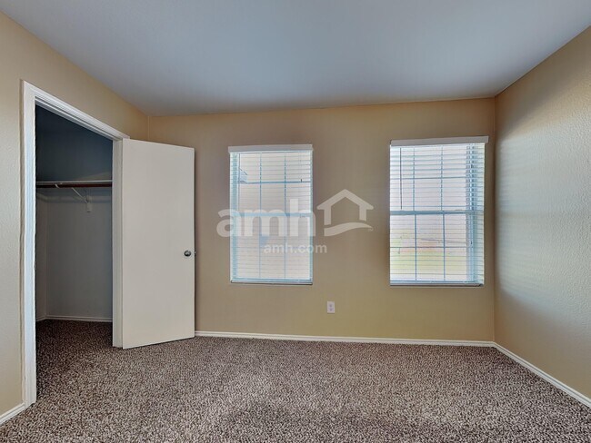 Building Photo - 937 Iona Dr