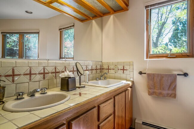 Building Photo - Northside Santa Fe Home