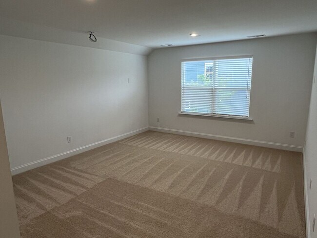 Building Photo - Spacious 5 Bed home in Stallings