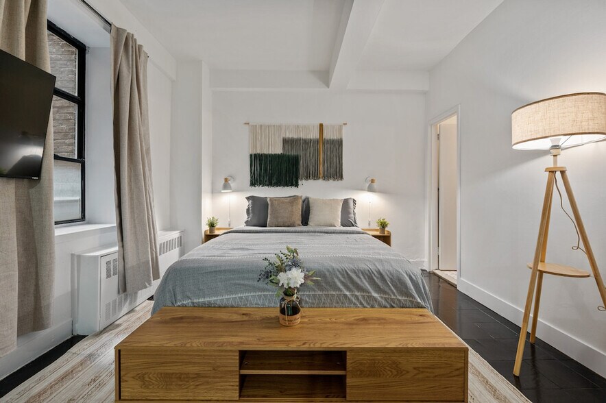 Building Photo - 132 E 45th St