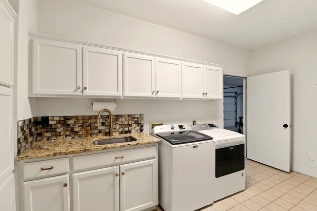 Building Photo - 2805 Aurora