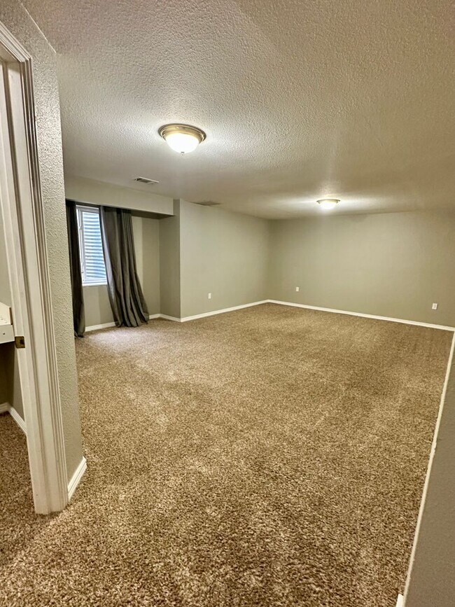 Building Photo - Updated 5-Bedroom Windsor Home - Available...