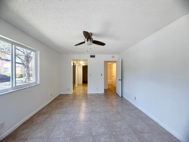 Building Photo - 9955 Westview Dr