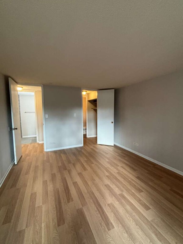 Building Photo - 16 E Old Willow Rd