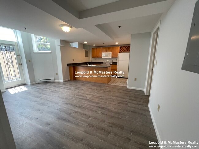 Building Photo - 131 Park Dr