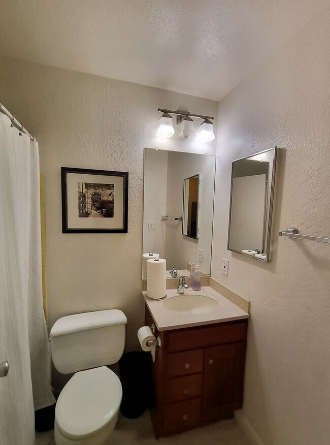 Building Photo - AVAILABLE NOVEMBER 1ST! Cute updated 2 bed...