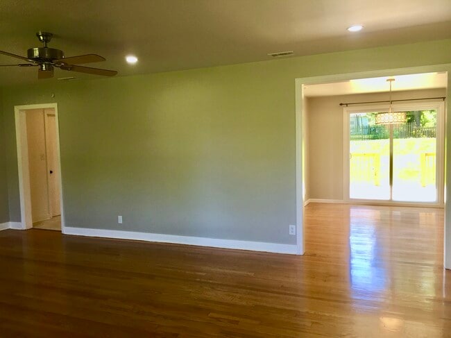 Building Photo - 802 Hillmoor Dr