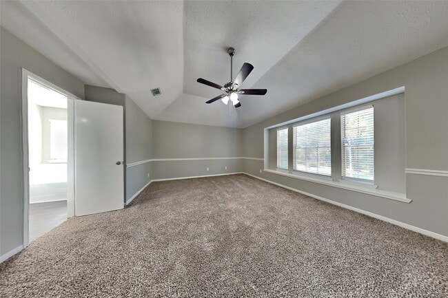 Building Photo - 2211 Pincher Creek Dr