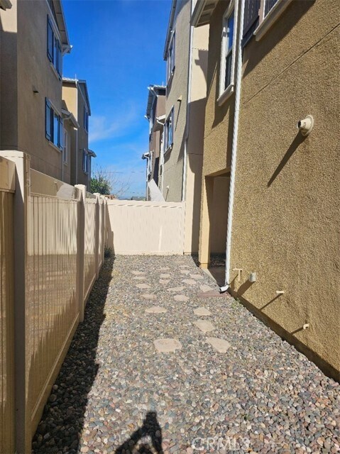 Building Photo - 371 N Bellarose Way