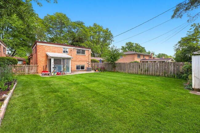 Building Photo - 613 Leamington Ave