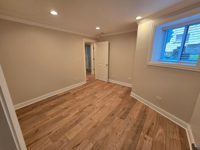 Building Photo - 1502 W Jonquil Terrace