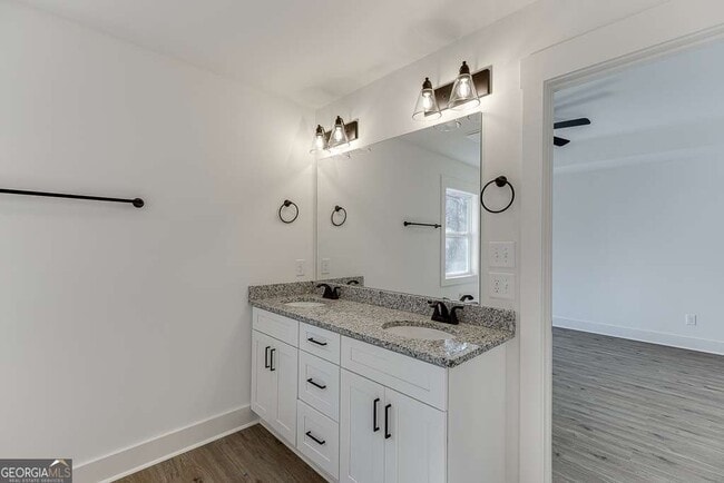 Building Photo - 585 Clayton St