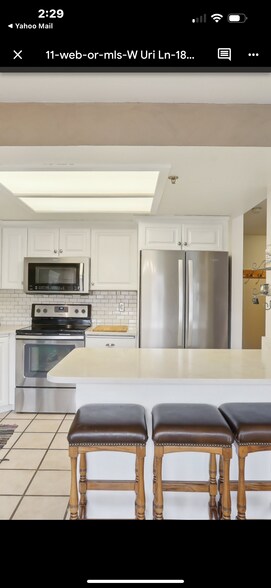 Building Photo - 984 Uri Ln
