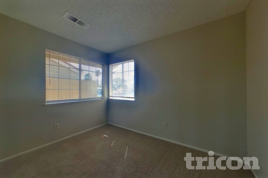 Building Photo - 3613 Bellflower Dr